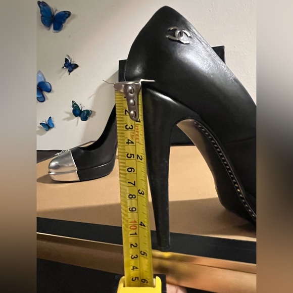 AUTHENTIC Chanel black leather heels with silver cap toe and “CC” logo. - Picture 7 of 9